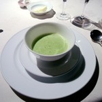 フランス料理グルメ - グリーンピースのポタージュ　春の芽吹きを予感させる色合いです。青い味わい。