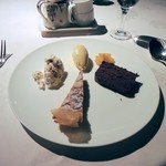 フランス料理グルメ - デザート盛り合わせ　サクランボのクラフティー（羽根つき）　メレンゲのアイス（ナッツ入り）　バニラアイス　キンカンのコンポート　チョコレートケーキ