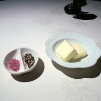 フランス料理グルメ - 塩と胡椒（調味料の調整は不要だと思います。）バター