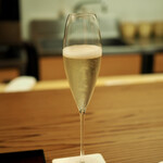 Gion Iwasaki - グラスでシャンパーニュを