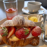#NOCA inami Farm to Table - クロワッサンフレーズカフェプレート
      クロワッサンの塩気がいちごとクリームとよく馴染む♪