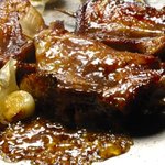 升屋 - 【とりもも山賊焼き 557円】自慢の特製ダレに一晩漬け込んだ鶏肉を、豪快に大串に刺し焼き上げました。