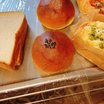 Ｂｒｅａｄ Ｃｒａｆｔ　オオウラ - ミルク食パン、つぶあんパン、こしあんパン、ソーセージパン、ハムアボカドパン