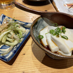 Shima Uta Izakaya Kiyama - 島らっきょうの塩漬けとじーまみ豆腐。ねっとりしていて美味しい。島らっきょうはネギのような感じでした。
