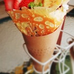 クレープアンドカフェ ヴァーチュ - バナナいちごチョコクリーム(￥620)、生イチゴ(￥110)、バナナ(￥70)。
      2種類トッピングで大ボリューム！