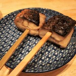 Unagi Kushi Ryouri Idumo - 骨を抜いた鰻を筒状に焼き上げた名物のうな串、鰻の蒲の穂焼き（手前は塩味・奥は魚醤味）495円×2本