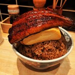 Unagi Kushi Ryouri Idumo - メニュー写真以上のボリューム！鰻の蒲焼を半尾にご飯750g、卵5個を使い総重量1kg超え、ドドーンと！そびえる鰻玉丼1,980円