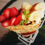 クレープアンドカフェ ヴァーチュ - 上にて。
      奥まで沢山の果物と生クリーム。