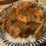 とんかつ 串揚げ 優膳 - カレーかつ煮丼にして七味を撒いたトコ
            玉子を崩して喰らえば、そらもう！