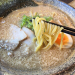 越後秘蔵麺　無尽蔵  - 豚骨醤油ラーメン