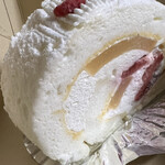 オザワ洋菓子店 - イチゴと桃のロールケーキ
