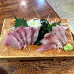 鳥平 - カンパチと黒鯛の刺身。