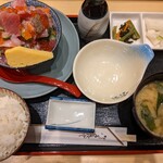 魚がし料理 粋のや - 大とろいただき丼（2800円）、シャリ大盛（100円）は別皿で