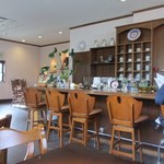 Kafe Areguria - カウンターとテーブル席の店内には地元の常連客の皆様が新聞を読みながら美味しいコーヒーを飲みながらゆっくりとした時間を過ごされて居ました。
                         
                        