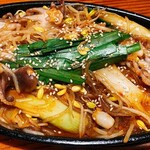 Chukmi pokkun (加入沾滿醬汁的粉絲)