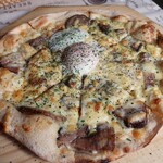 レストラン 木曜館 - 「自家製ベーコンのカルボナーラピザ(¥1400→¥700)」