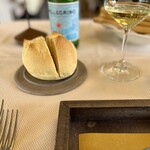 L'altro Campagnolo - Un bicchiere di vino bianco、イタリアの小麦粉を使った焼きたてのパリっ フワっ のパン