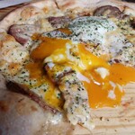 レストラン 木曜館 - 「自家製ベーコンのカルボナーラピザ(¥1400→¥700)」のアップ。