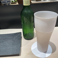 鮨 梢 - ビールグラスも薄い陶器なのか色付きガラスなのか素敵