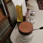 ヘッケルン - テーブル_紙ナプキン_塩_砂糖