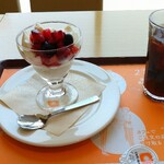 カフェファディ - 料理写真:杏仁豆腐ベリーソースとアイスコーヒー