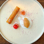 BISTRO Lanterne - アーモンドのチュイルと桜桃