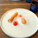 BISTRO Lanterne - アーモンドのチュイルと桜桃