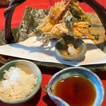 農園れすとらん木馬 - メイン料理三品の揚げ物（天ぷら盛り合せ）