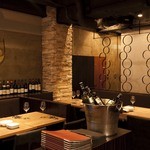 Oysterbar&Wine BELON - ソファー席が主体の落ち着いたテーブル席