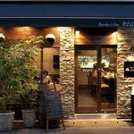 Oysterbar&Wine BELON - 木の温もりを感じるビストロ風な落ち着いた雰囲気です。