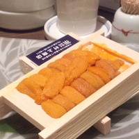 函館うに むらかみ 日本生命札幌ビル店 - 生うに。着たとたんに、二人で食べ始めて、、上のほうがなくなっています。