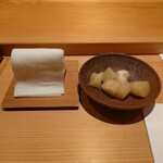 鮨 さかい - 指拭きとガリ