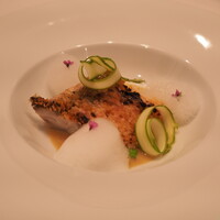 スリオラ - 甘鯛の鱗焼き　カレー風味のバスクシードラソース