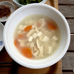 SPRING MOON - 軽くとった煮干出汁で中華スープもどき。ネギと人参を加えて煮て、鶏むね肉が入り、葱油でお化粧してやると「それっぽく」なる。