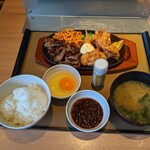 やよい軒 - 私と兄ぃは同じ…　カットステーキ&エビフライ&唐揚げの、デラックス定食(税込1,300円)