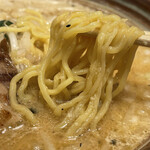 九州みその屋 - 縮れの効いた黄色味の強い中細麺