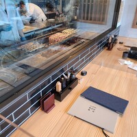 うなぎ四代目菊川 中洲春吉店 - オープンな焼き場とカウンター