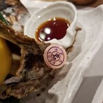 旬活和食 ままや - 三重県浦村産のブランド物らしく、岩牡蠣にはタグが着いていた。
