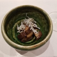 旬活和食 ままや - お通しの茄子漬としらす。良い箸休めになる。