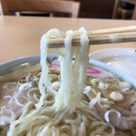 おぐら屋 - 細めに切り揃えられた手打ち麺。