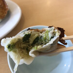 おぐら屋 - ニンニク入りのオーソドックススタイルの餡は、しっとりジューシーで、下味もしっかりつけてあり、酢だけでイケました。