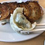 おぐら屋 - 大量の餡を薄皮で包んだ、コロッとした餃子。