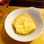 おでんと酒 つみれや - チーズ巾着（￥220）。チーズの香りが明確で、これはまさにワインに合うおでん種！