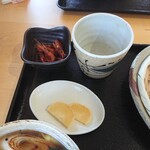Hitachi Akisoba Chikuzantei Kasuminosato - 沢庵（自家製？）と霞ヶ浦産の海老を素揚げした佃煮、そして蕎麦湯を飲みための器