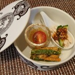 今石飯店 涼華 - 前菜。レンゲがよだれ鳥。ガラス器がクラゲの甘酢。手前がいんげん胡麻和え。