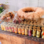 MARUMORI CAFE - ガラスケースには色とりどりのピクルスたち　並べるとキレイ♡