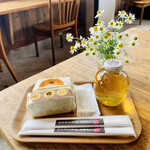 MARUMORI CAFE - フルーツサンドにはマルティネリアップルジュースが合うね