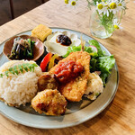 MARUMORI CAFE - 季節のワンプレートランチ　この日はタンドリーチキンとアジフライ