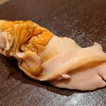 174461195 - ⑱煮蛤(千葉県船橋三番瀬産)
                        非常に柔らかく薄味で煮られた蛤は、噛む毎に身の中から溢れ出す旨みに無口になってしまう
                        蛤の味わいもいいいですが、穏やかで甘さを控えめにしたツメも好み