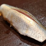 たかおか - ⑫小鰭(千葉県船橋三番瀬産)
      産卵期は春。小鰭の旬は夏
      美しい皮目に期待が高まります
      何より香りが良い
      塩振りと〆具合は旨みのバランスが取れており、脂ものって素直に美味しい
